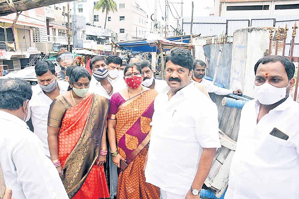 భక్తులకు మెరుగైన వసతులు