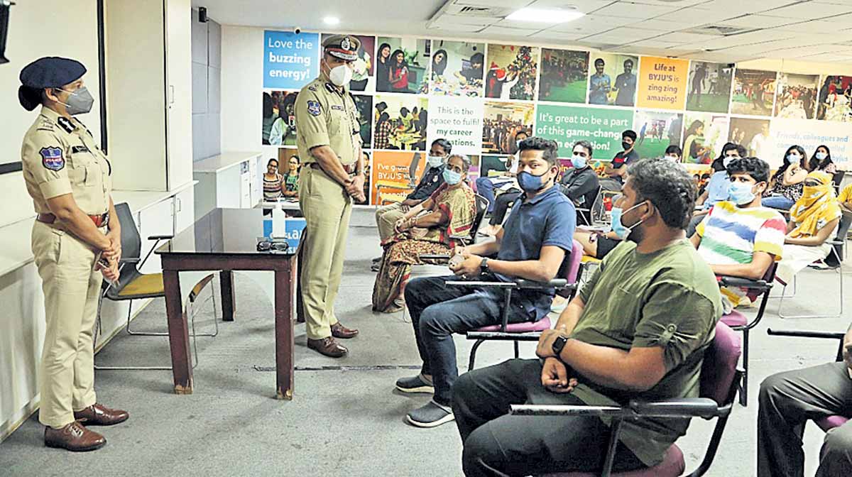 పోలీసు కుటుంబాలు టీకా తీసుకోవాలి : సీపీ మహేశ్‌ భగవత్‌