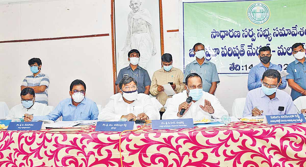 అన్ని రంగాల్లో జిల్లా ముందంజలో ఉండేలా కృషి