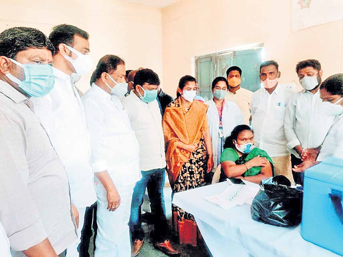 టీకాలు తీసుకోవాలి..