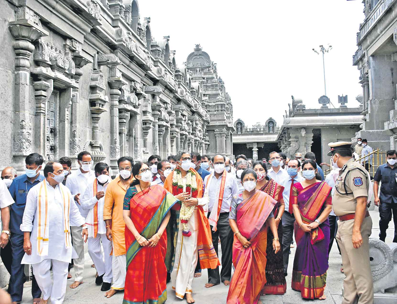 యాదాద్రి దివ్యక్షేత్రం అద్భుతం.. అపూర్వం