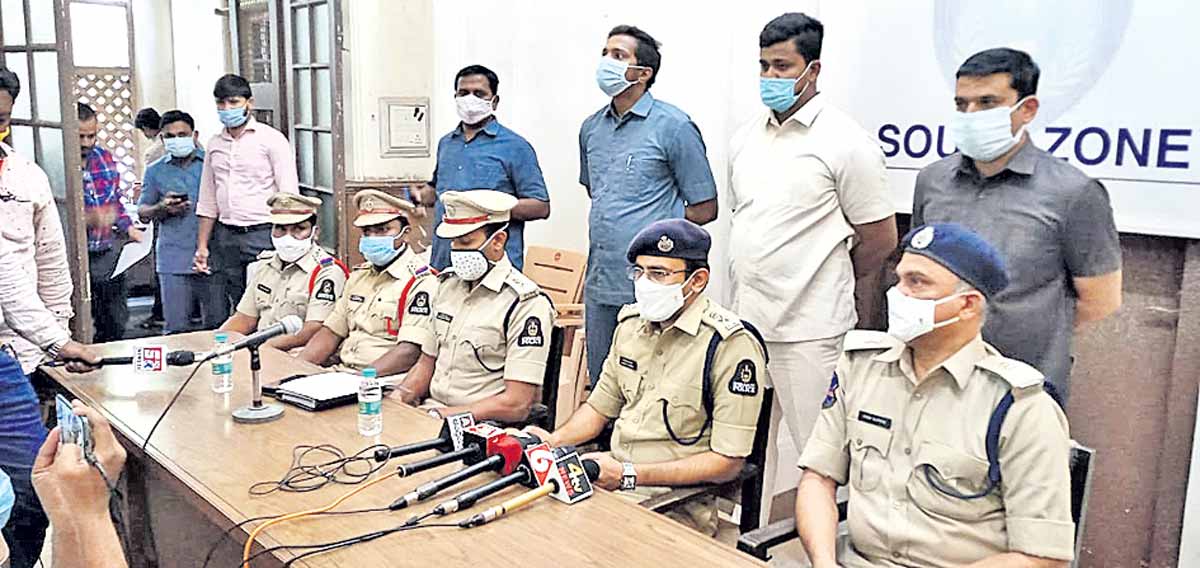 నేరాలపై సమాచారం అందిస్తున్నాడనే చంపేశారు