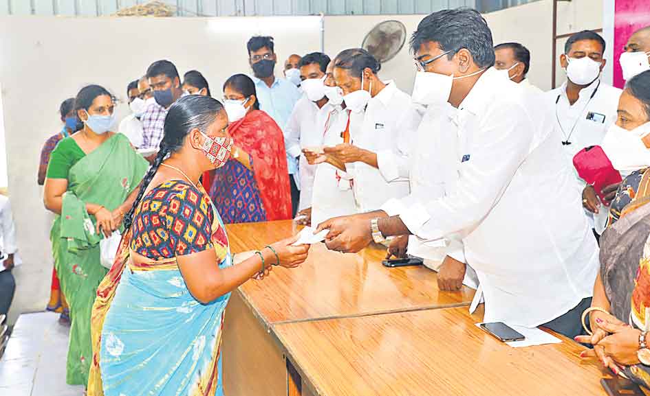 పల్లెల్లో అభివృద్ధి పరుగులు పెట్టాలి