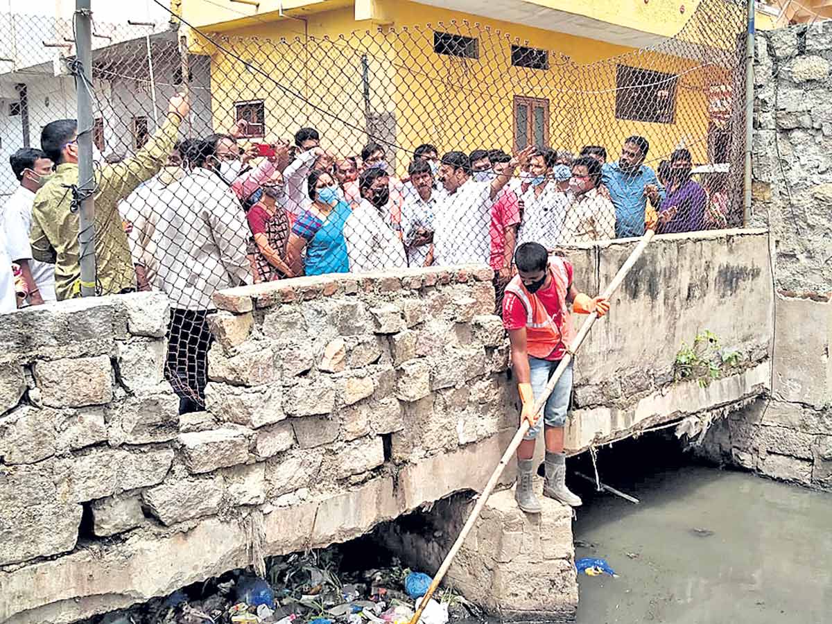 పూడికతీత పనులు పూర్తి చేయాలి