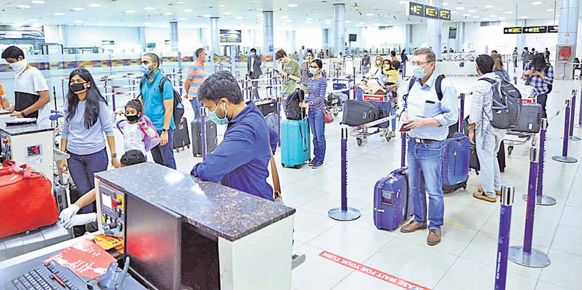 ఎయిర్‌పోర్టులో క్యూమేనేజ్‌మెంట్‌ ఏర్పాటు