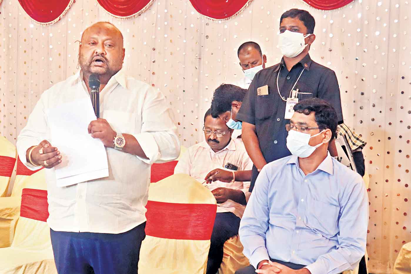 కేంద్రం డీలర్లను పట్టించుకోలే