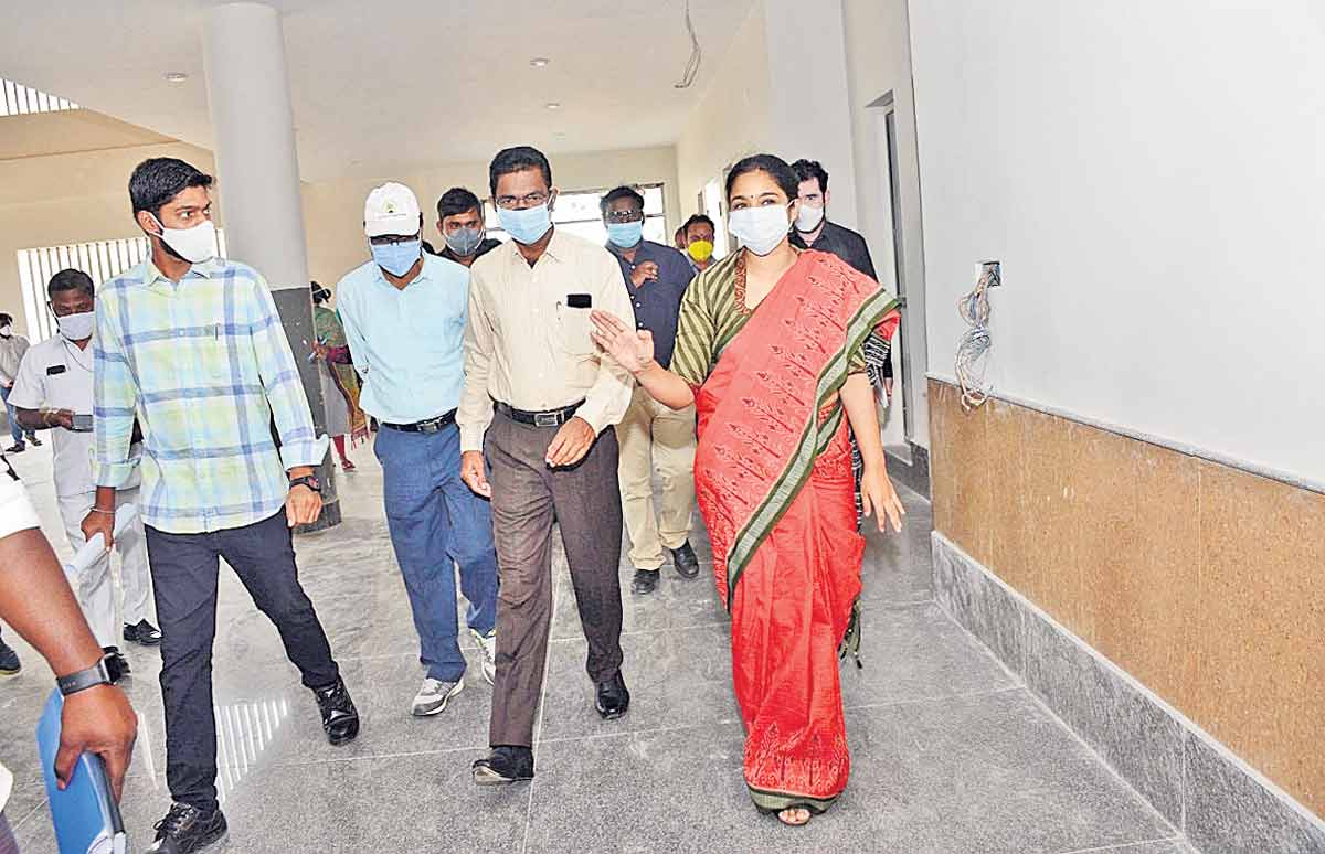 కలెక్టరేట్‌ నిర్మాణ పనుల పరిశీలన