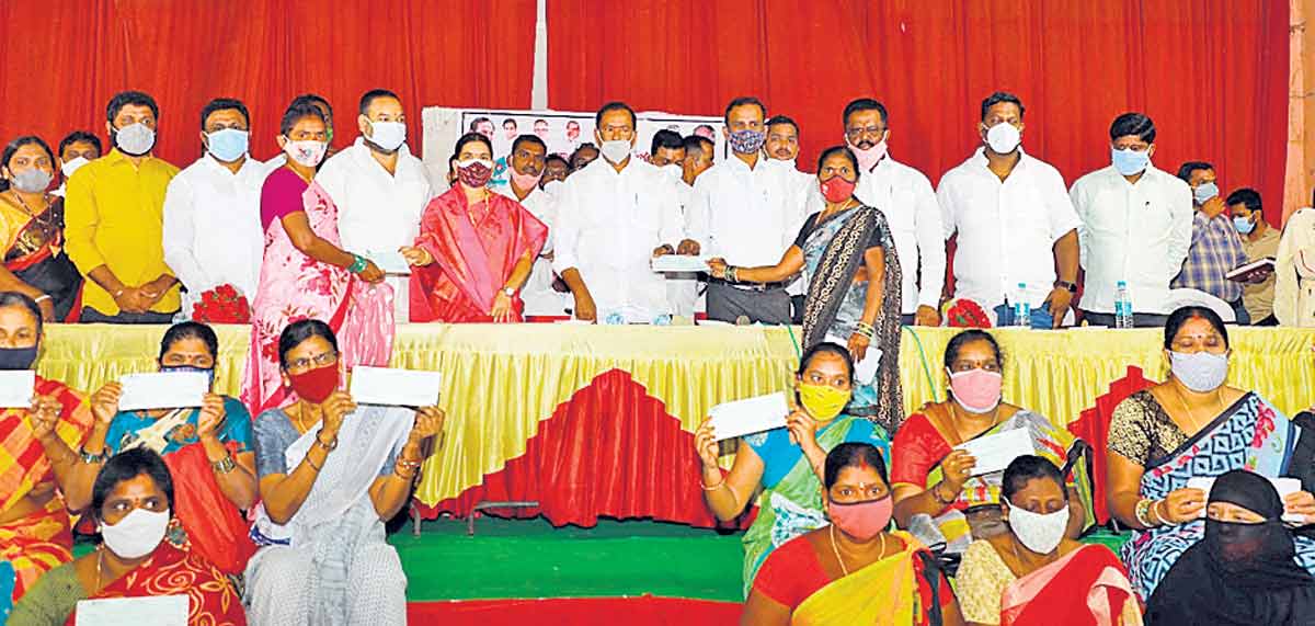 సంక్షేమ పథకాలను సద్వినియోగం చేసుకోవాలి