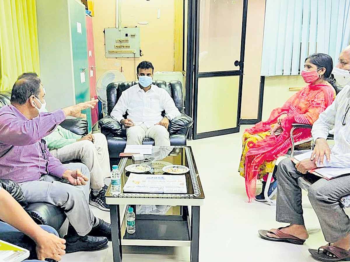 నాలాల అభివృద్ధిపై అధికారులతో సమీక్ష