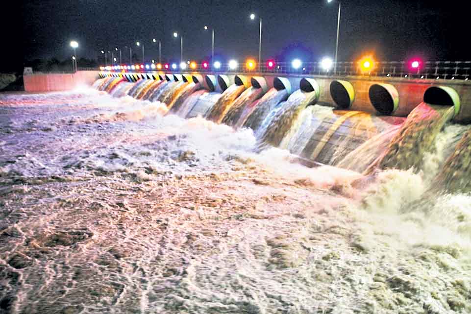 ఎగువకు గోదారమ్మ పరుగులు