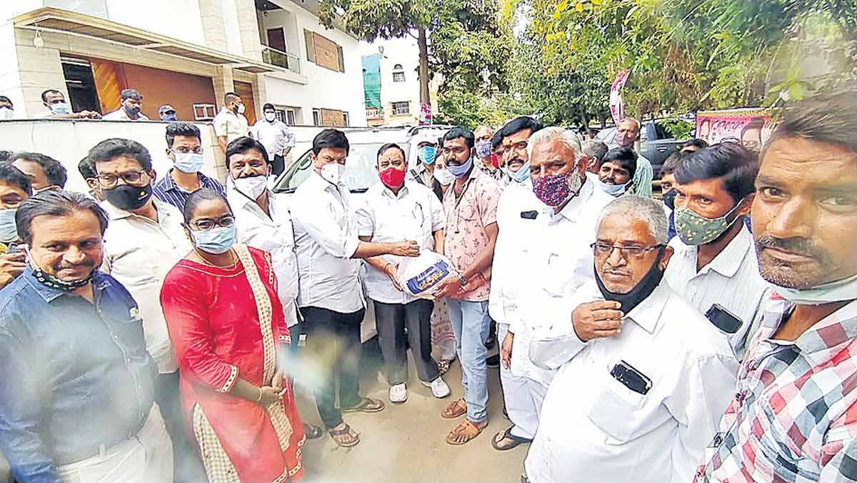 ఆటో డ్రైవర్లకు సరుకులు పంపిణీ