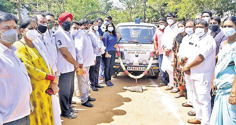 కరోనా బాధితులు ధైర్యంగా ఉండాలి