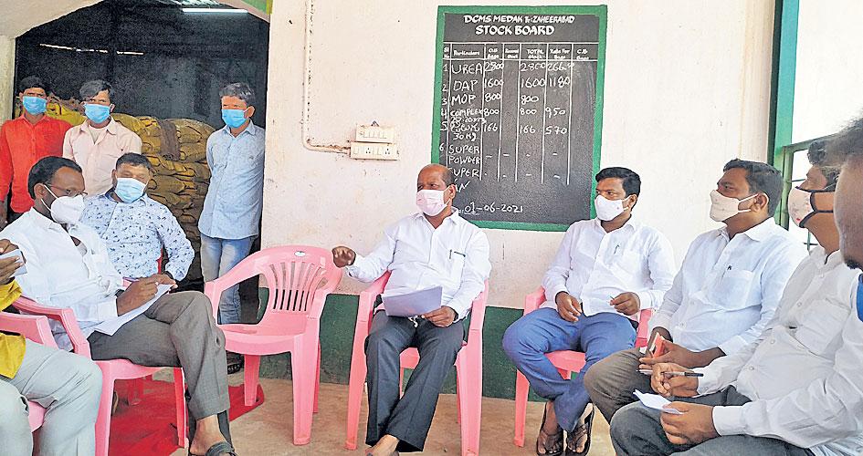 200 ఎరువుల పంపిణీ కేంద్రాలు ఏర్పాటు