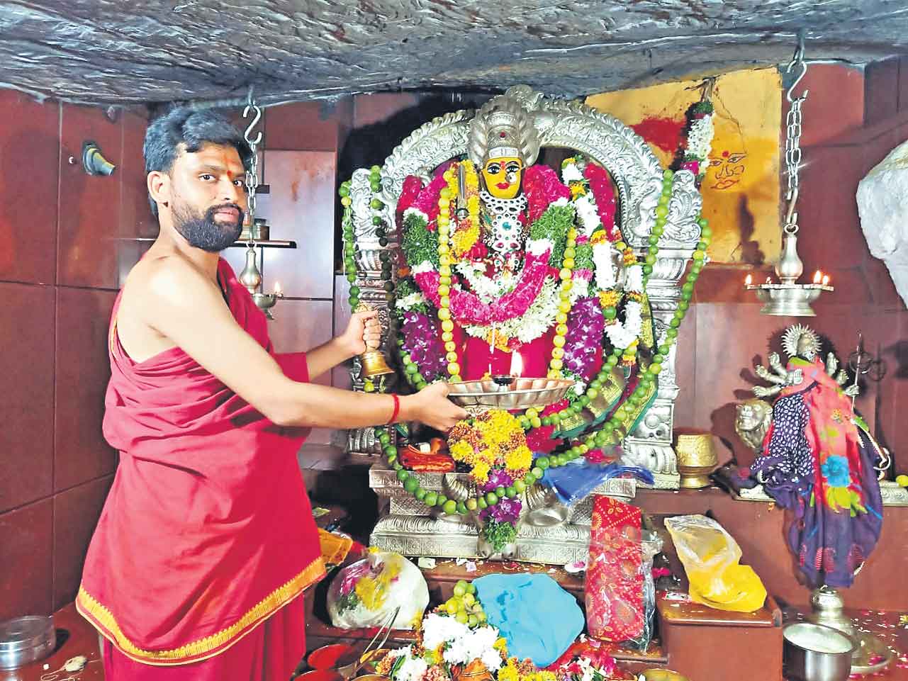 గుడిగంట మోగింది