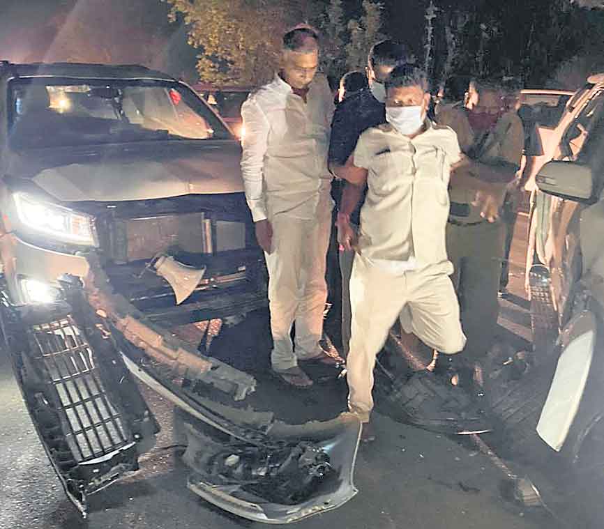 మంత్రి హరీశ్‌కు తప్పిన ప్రమాదం