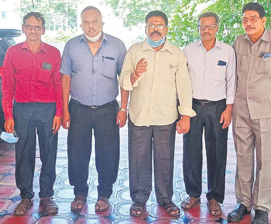 ఒక జిల్లాకు పీవీ పేరు పెట్టాలి