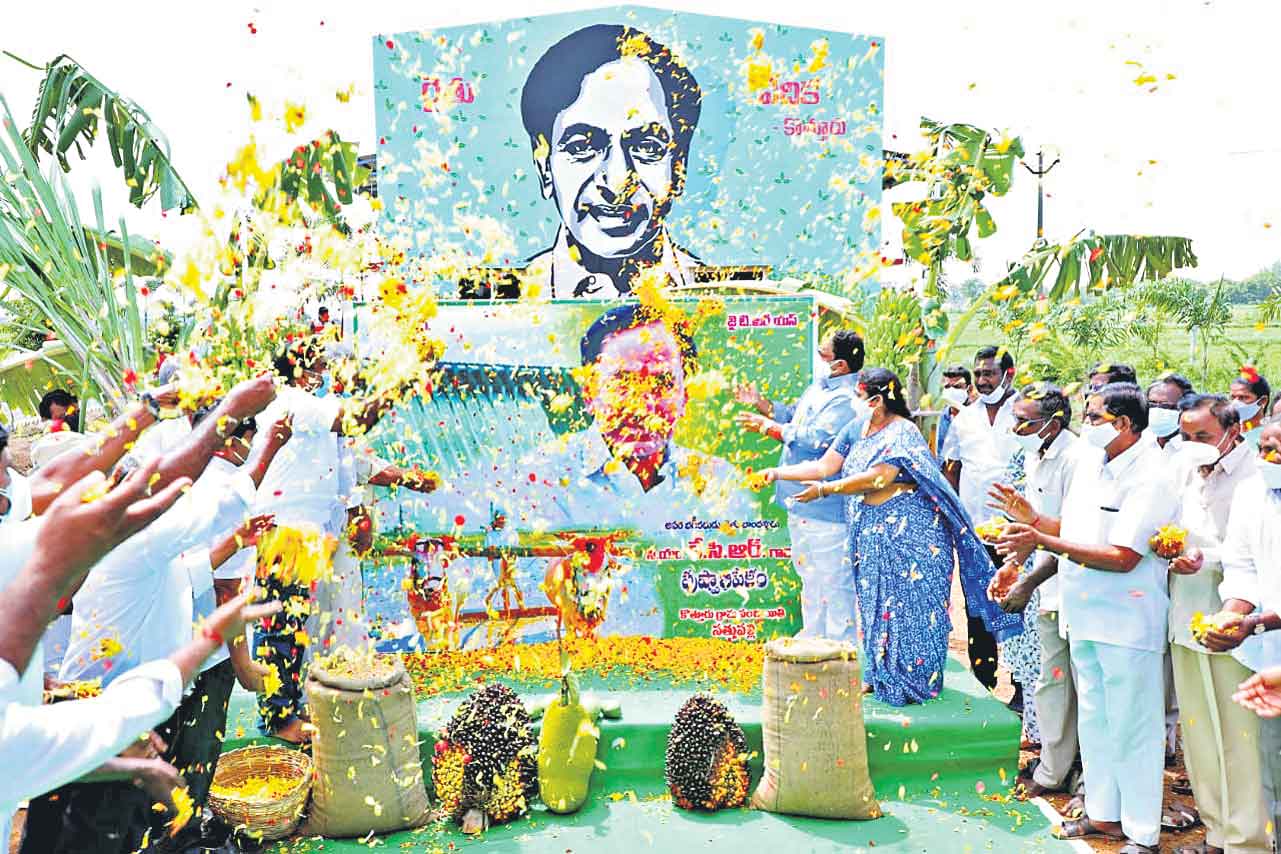 రైతు బాంధవుడికి పుష్పాభిషేకం