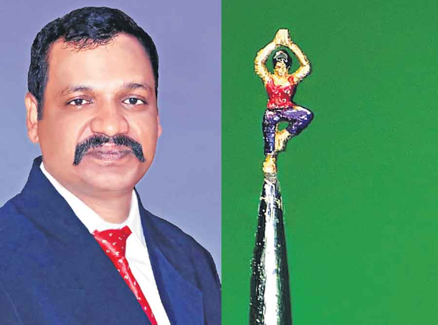 గుండుసూది మొనపై యోగా విగ్రహం