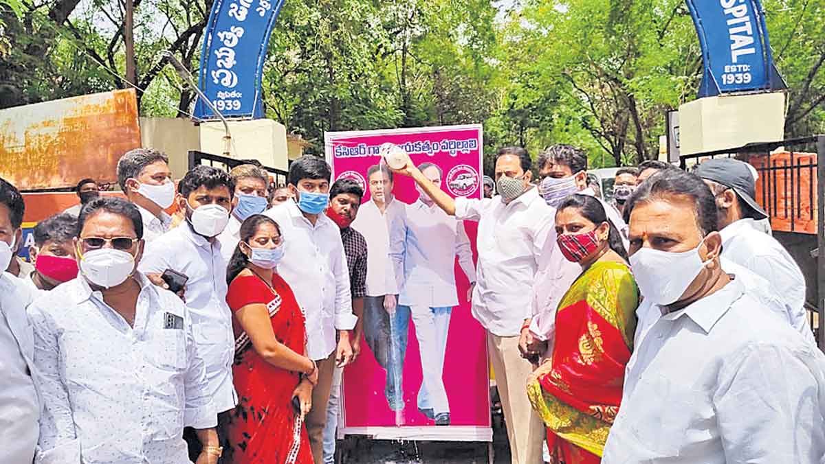 సీఎం కేసీఆర్‌ చిత్రపటానికి క్షీరాభిషేకం