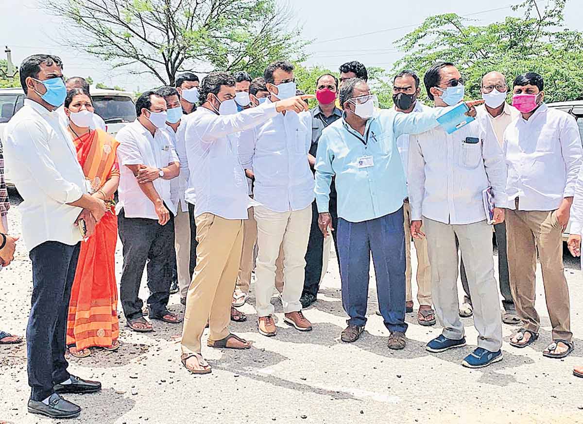 రోడ్డు వెడల్పు, జంక్షన్‌ ఏర్పాటుకు ప్రణాళికలు రూపొందించండి