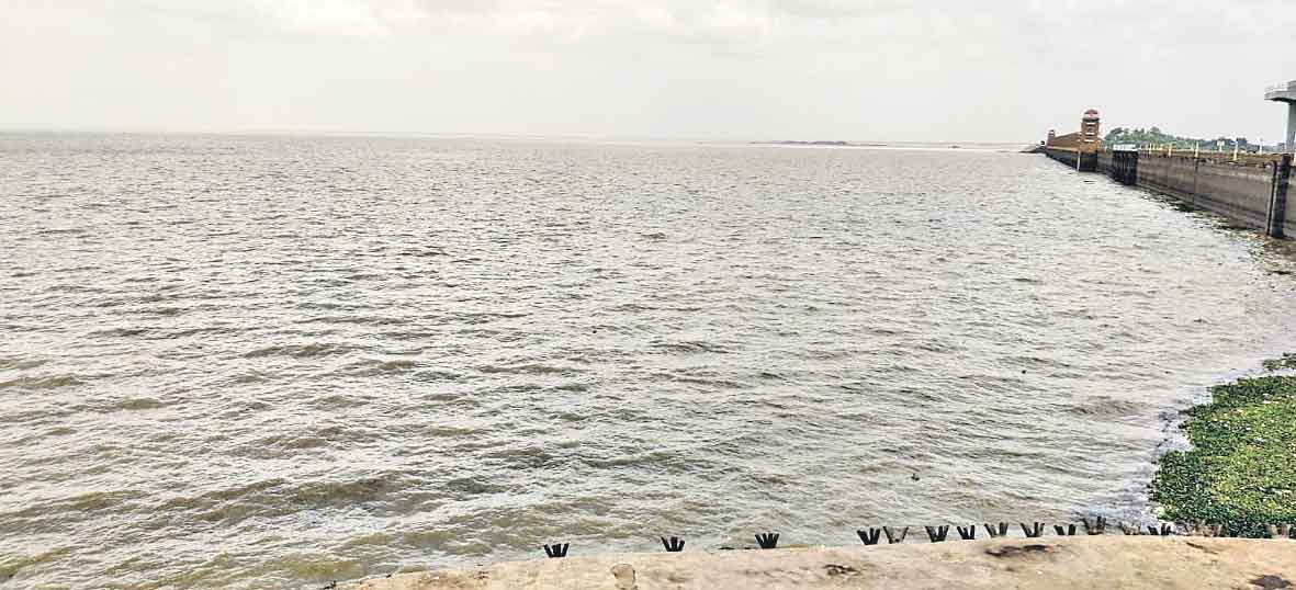 జూరాలకు స్వల్పంగా వరద