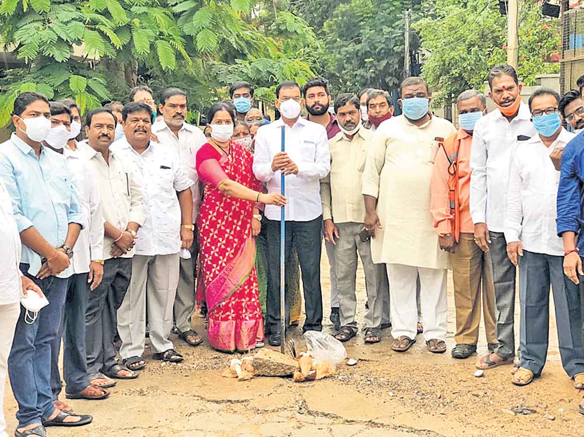 కాలనీల్లో సీసీ, బీటీ రోడ్ల నిర్మాణం