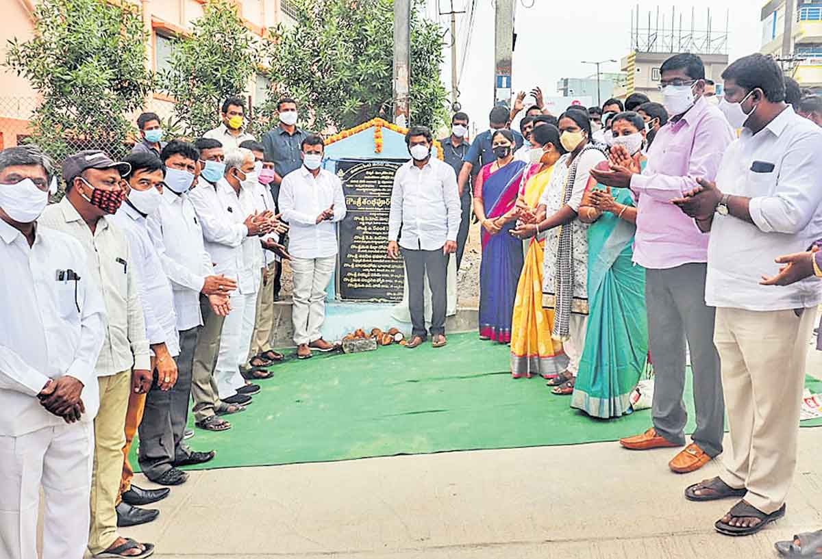 మున్సిపాలిటీని ఆదర్శంగా తీర్చిదిద్దుతాం