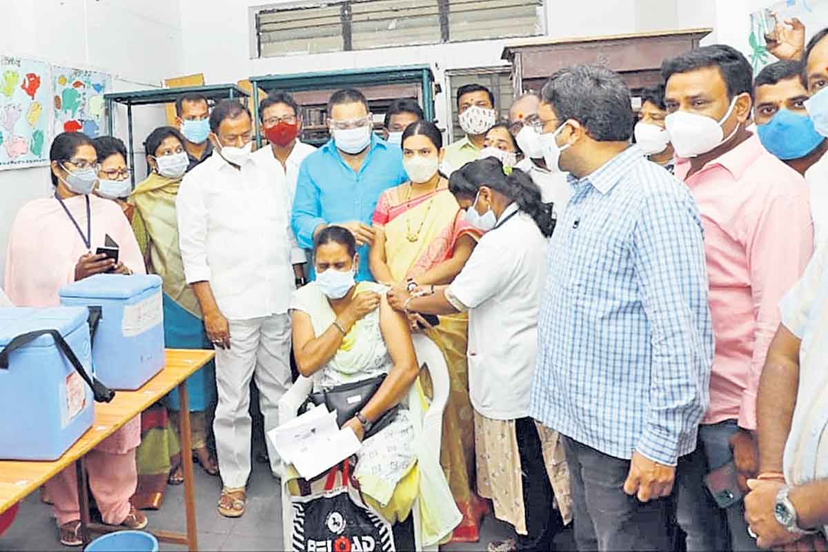 అందరికీ టీకాలు అందేలా చూస్తాం