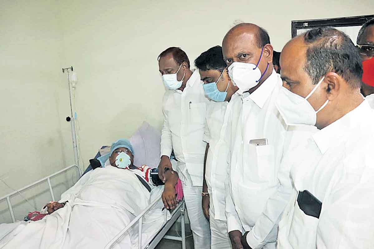 జడ్పీ చైర్మన్‌ను పరామర్శించిన మంత్రి