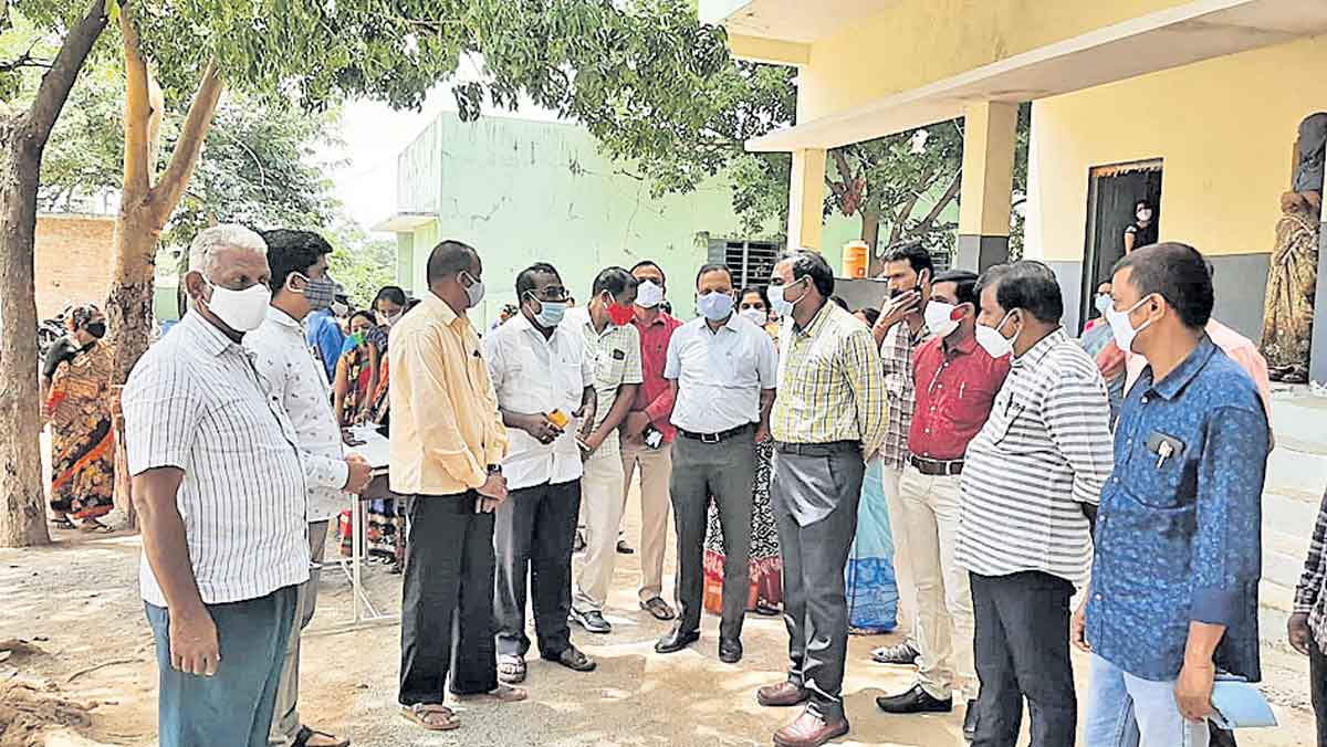 ప్రతి తరగతి గదిని శానిటైజ్‌ చేయాలి