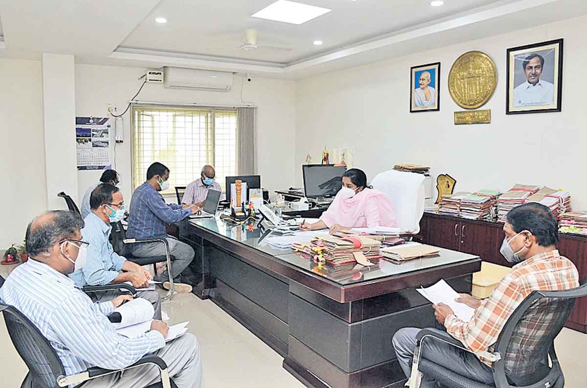 సీఎం దత్తత గ్రామాల్లో.. అభివృద్ధి పనుల వేగం పెంచాలి