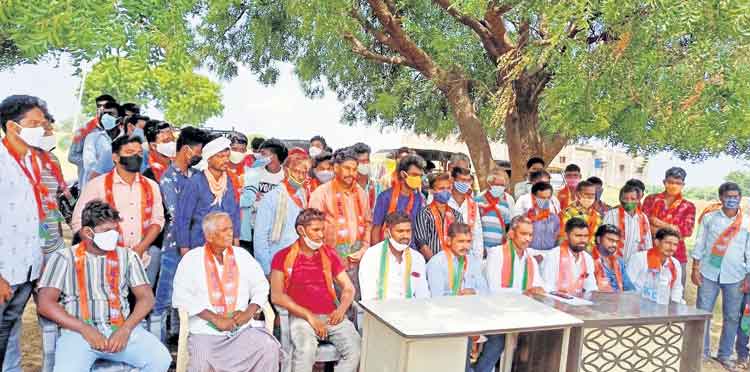 ఈటల వేధింపులు భరించలేక పార్టీ వీడుతున్నం