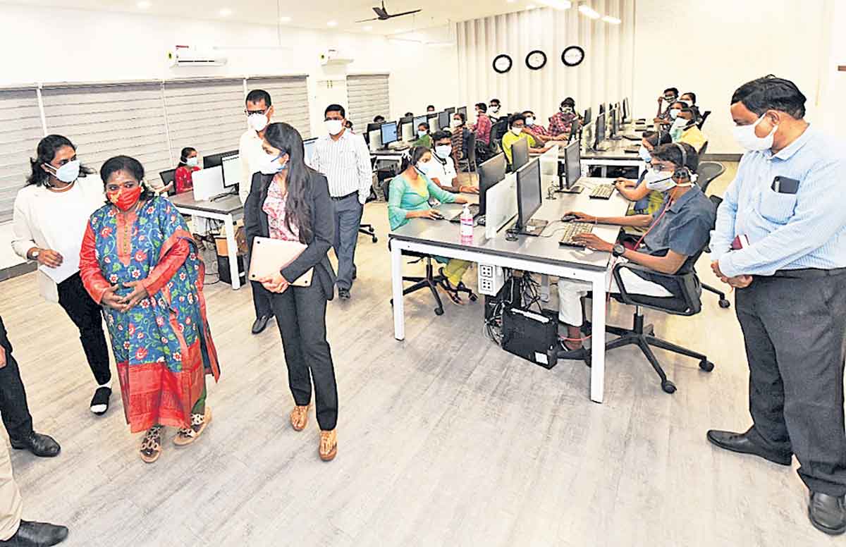 కొవిడ్‌ కమాండ్‌ సెంటర్‌ను సందర్శించిన గవర్నర్‌