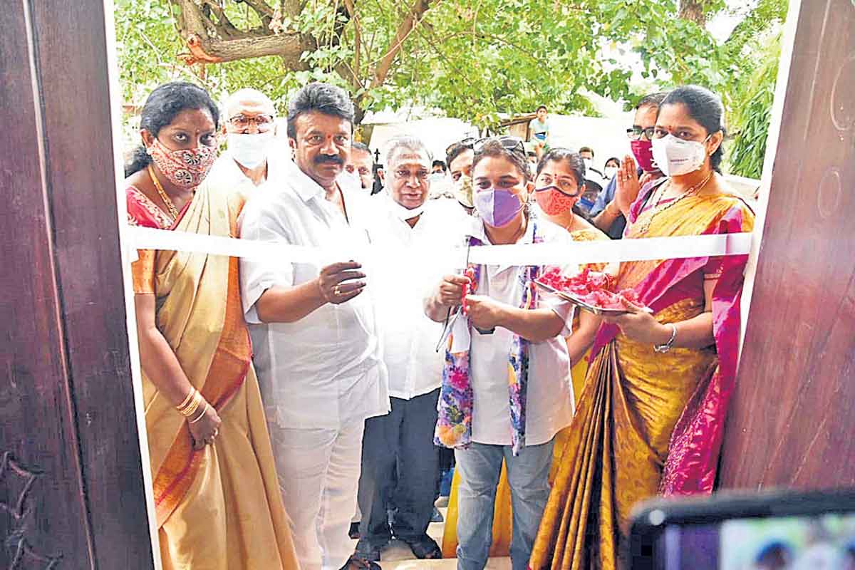 చిరు వ్యాపారులకు చేయూత