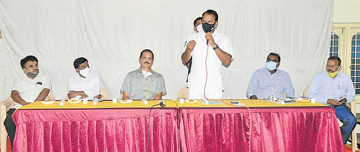 విద్యార్థులను వేధిస్తే కఠిన చర్యలు