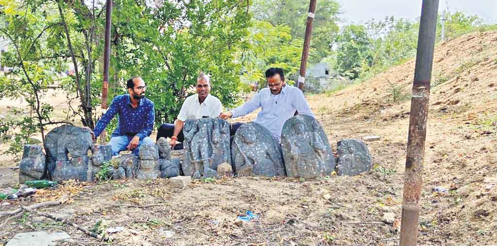 పోల్కంపల్లిలో పురాతన శిల్పాలు