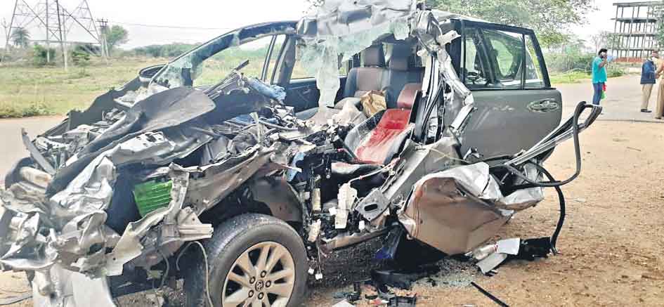 లారీని ఢీకొట్టిన కారు