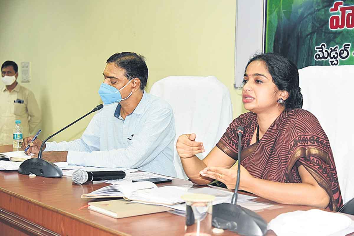 అధికారులు సమష్టిగా కృషి చేయాలి