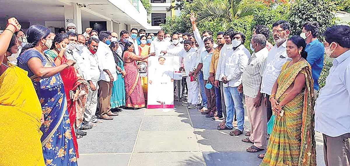 దళిత బాంధవుడు సీఎం కేసీఆర్‌