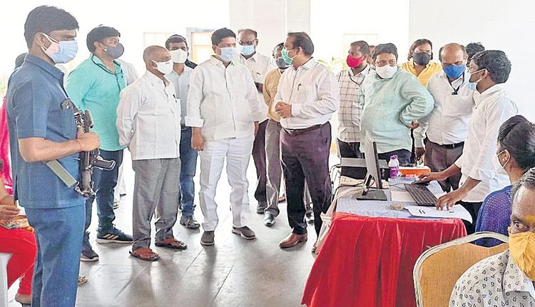 నిత్య సేవకులందరికీ టీకాలు