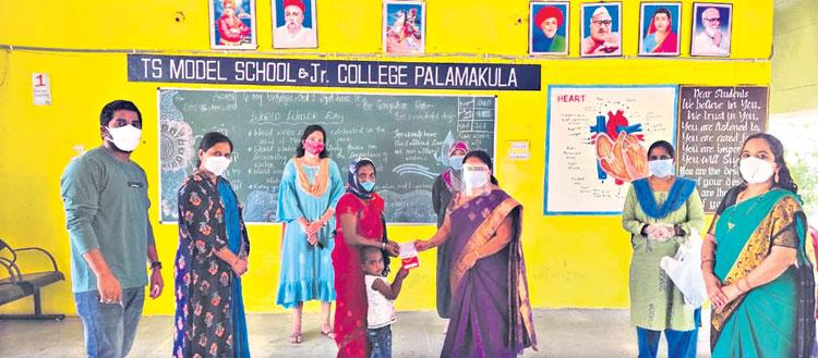 ప్రైవేటు టీచర్‌ కుటుంబానికి చేయూత