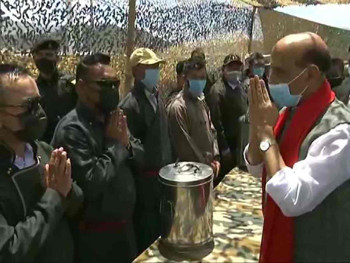 లేహ్‌లో రక్షణ మంత్రి పర్యటన.. మాజీ సైనికులతో భేటీ