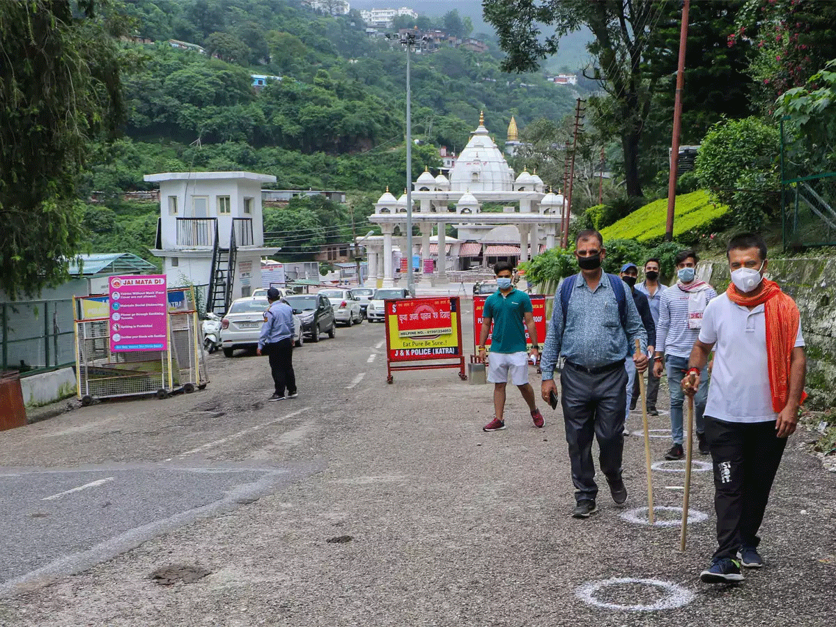 క‌రోనా ఎఫెక్ట్ : వైష్ణో దేవి యాత్రకు త‌గ్గిన భ‌క్తులు