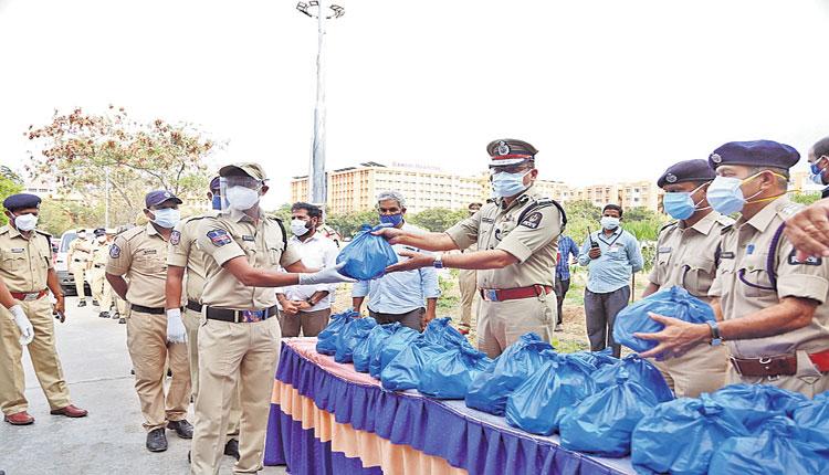 పోలీసుల సేవలు అభినందనీయం