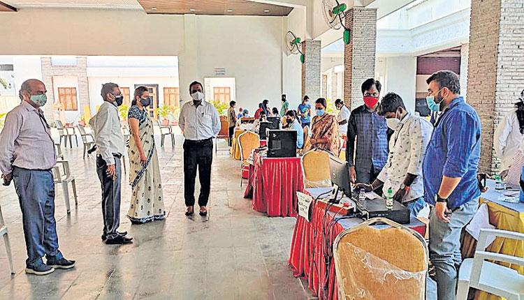 అర్హులందరికీ కరోనా టీకాలు