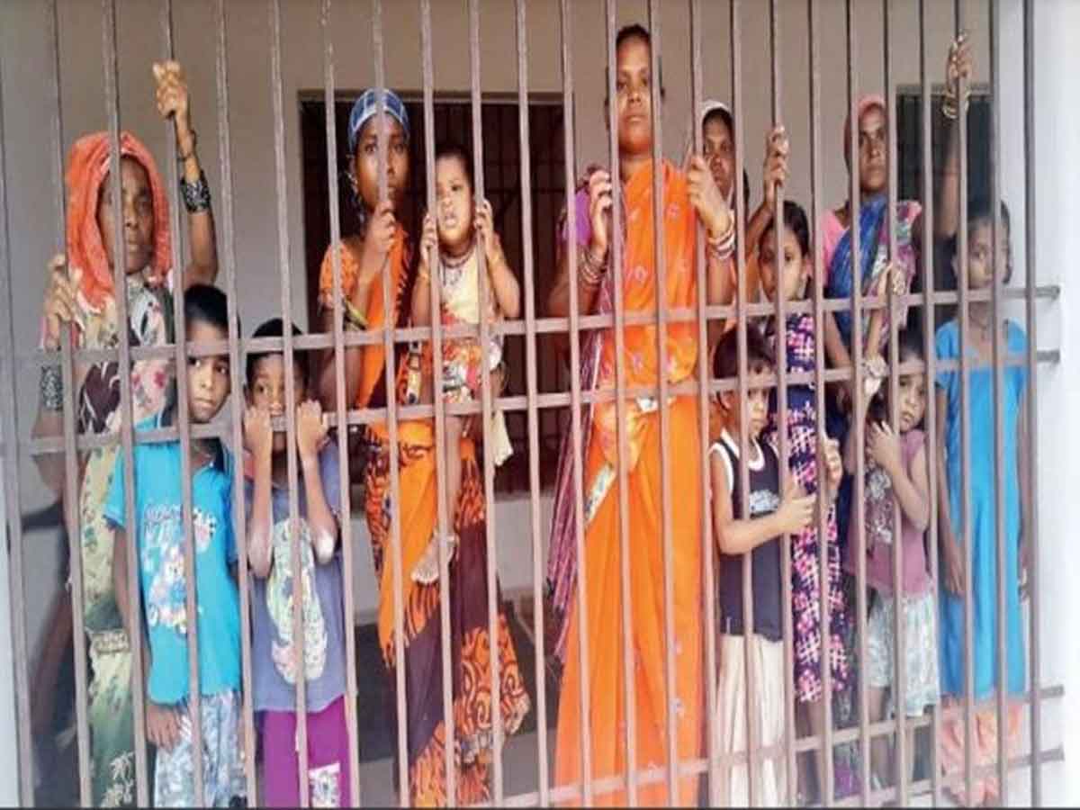 ఏనుగుల దాడి : జైలులో గ్రామ‌స్థుల బ‌స‌