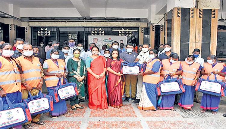 స్వచ్ఛ కార్మికులకు.. సేఫ్టీ కిట్‌