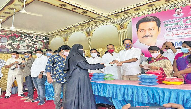 పేదల ఇళ్లల్లో కల్యాణ కాంతులు