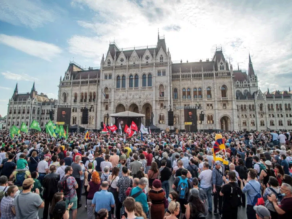 ఆధిప‌త్యం వ‌ద్దు : చైనా విశ్వ‌విద్యాల‌యం ఏర్పాటుపై ఆందోళ‌న‌