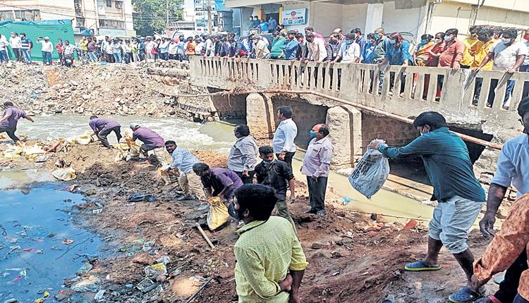 నాలాలోపడి ఏడేళ్ల బాలుడు మృతి